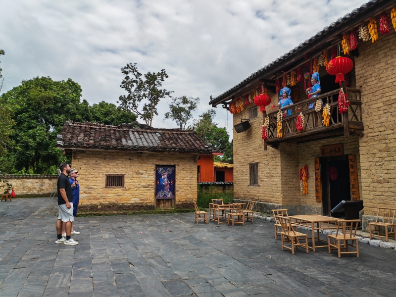 图为外国网红参加山歌对唱.jpg fe698d6be53b43748aa25dba130e9646.jpeg